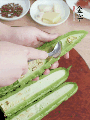 苦瓜去籽切薄片，一點鹽拌勻，10分鐘后沖洗控干。香蔥切蔥花、姜切末、蒜拍碎、干辣椒切圈。