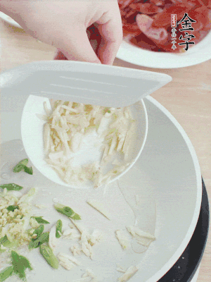 油4成熱，下蔥姜蒜、干辣椒、花椒煸出香味。