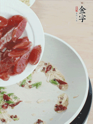 放香腸、苦瓜快速翻炒。