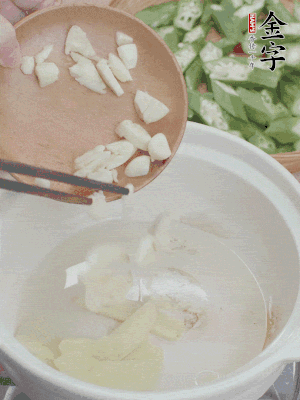 砂煲熱油，姜蒜、辣椒煸香。