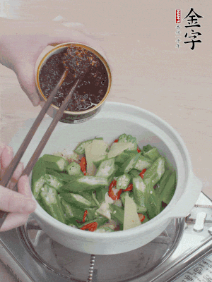 加1勺金字火腿干貝醬、1/2勺生抽攪拌均勻。