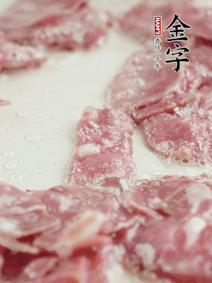 炒鍋熱油，下培根火腿煸炒。