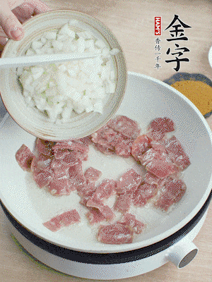 依次下洋蔥、紅菜椒、豌豆粒、玉米粒翻炒均勻。