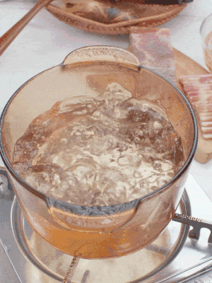 春筍切片焯水3分鐘，去除草酸澀味。