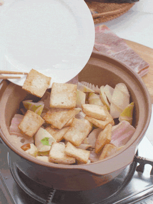 依次下春筍、豆腐，開(kāi)水沒(méi)過(guò)食材。