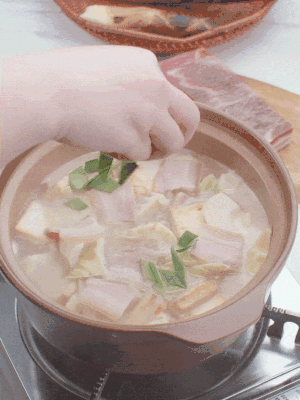 一小撮鹽、糖、雞精調(diào)味，最后撒點(diǎn)蒜葉點(diǎn)綴。