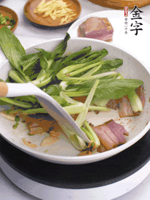 下小青菜翻炒，菜梆子變軟時，撒一點鹽、雞精調(diào)味。