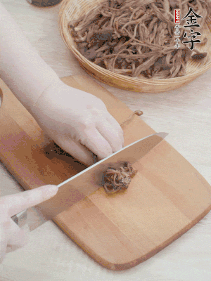 干茶樹菇浸泡過夜，去老根焯水，擠干水份。