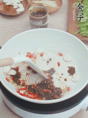 熱鍋涼油，姜蒜、辣椒、金字火腿xo醬炒香。