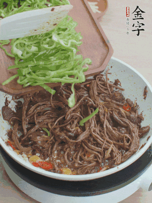 水分煸干，下青椒絲快炒1分鐘。