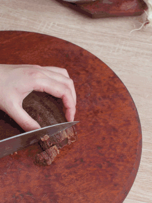 金字臘肉水煮15分鐘，切片。