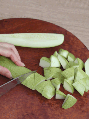 西葫蘆去籽縱向切成4份，斜切成厚片。