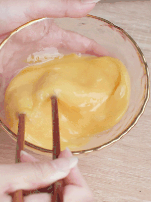 雞蛋調(diào)入少許黃酒打散。