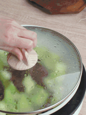 西葫蘆略出水時，加一小撮鹽調(diào)味。