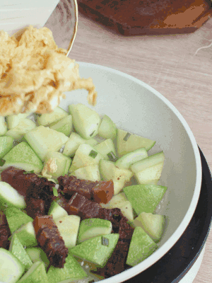 雞蛋一起翻炒。