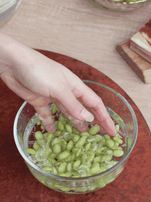 青豆剝殼，搓去外衣。