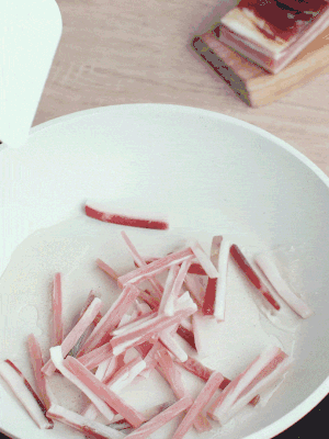 熱鍋涼油，下咸肉絲煸至出油。