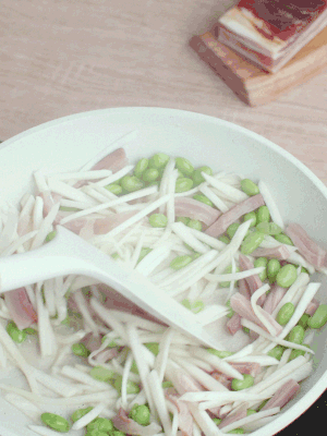 下茭白絲、青豆翻炒。