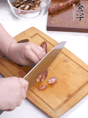 干香菇泡發(fā)切片，金字香腸切片，春筍切大粒。