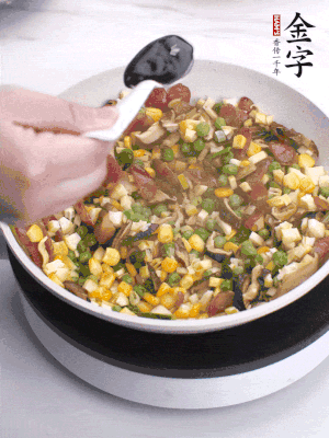 加2勺生抽、1勺蠔油、半勺老抽調(diào)味。