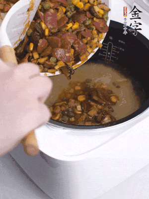 鋪在洗好的大米上，加清水，與食材持平。