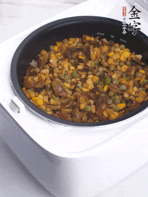 電飯煲按煮飯鍵，出鍋撒蔥花。