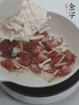 放白玉菇、青紅辣椒、雞蛋。