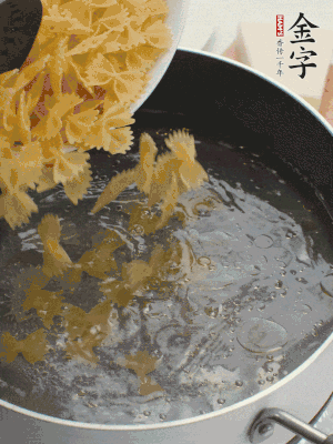 蝴蝶面加橄欖油煮熟；豌豆焯水30秒。