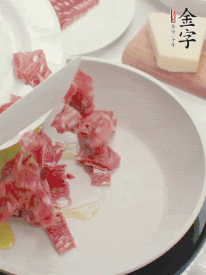 橄欖油煸香金字培根火腿。依次下豌豆、蝴蝶面、洋蔥。