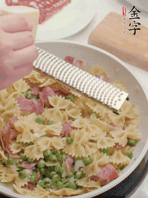 收汁后加入帕爾瑪芝士、歐芹碎和檸檬汁。