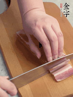 百合切去頭尾，分開洗凈;咸肉切薄片。