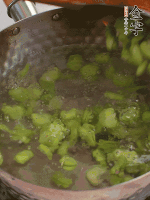 鍋中水沸，放一撮鹽，下蠶豆豆瓣焯3分鐘，下百合，3秒撈出，一起撈出瀝水。