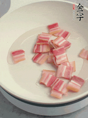 鍋中少許油，金字淡咸肉煸香。