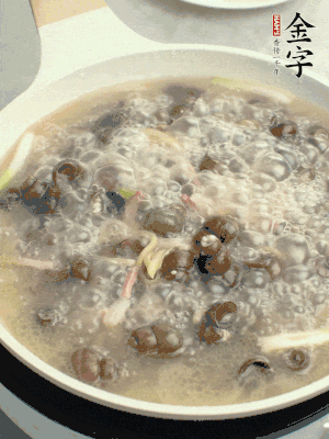 放辣椒，加一點(diǎn)鹽、糖，大火翻炒。