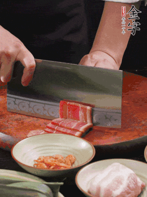 金字火腿上方切薄片，鮮五花肉切薄片。