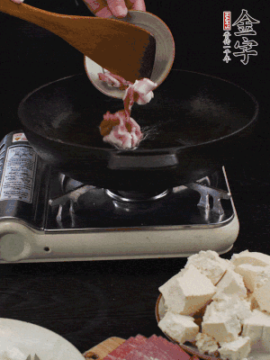 冷油潤鍋，下五花肉煸香。