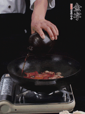 再下火腿片，淋少許黃酒添香。
