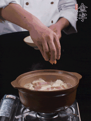 下蝦仁干，煮5分鐘。撒蒜葉，煮1分鐘。