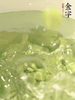 新鮮蠶豆熱水焯水30秒，然后浸入涼水。