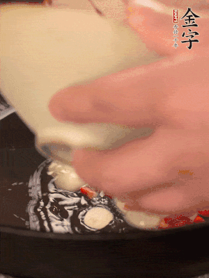 豬油潤(rùn)鍋，下辣椒、大蒜、火腿片煸香。