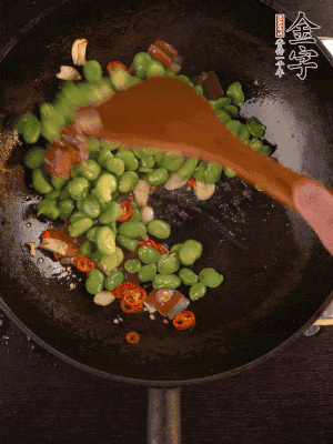 再下蠶豆煸炒，加1勺料酒調(diào)味。