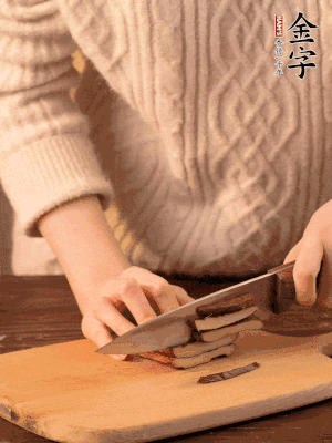 金字淡咸肉、香干分別切丁。