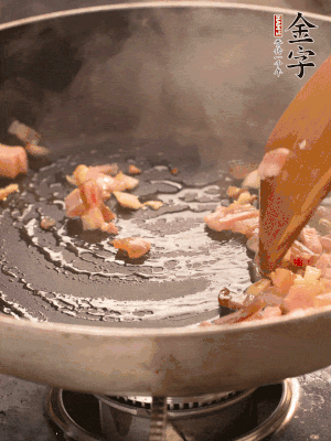 熱油爆香大蒜粒，煸香咸肉丁，淋一勺黃酒調(diào)味。