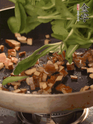 再放香干煸炒，最后放馬蘭頭翻炒至變軟。