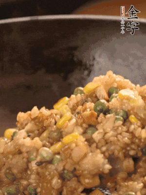 再下糯米，1勺蠔油、2勺生抽調(diào)味翻炒均勻。