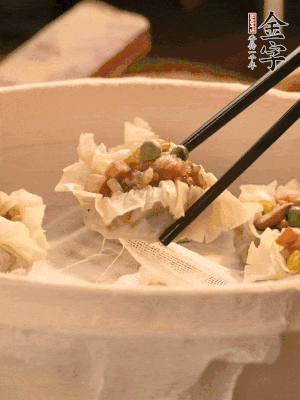 包好的燒賣放在蒸籠上，水開后蒸8分鐘左右。