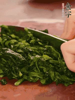洗凈的菠菜加鹽焯水，撈出晾涼后攥干切碎。胡蘿卜切細絲。金字烤腸切園片。