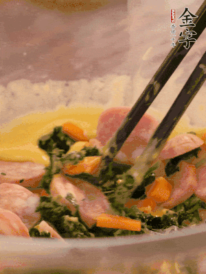 雞蛋、面粉、玉米油攪拌到無顆粒狀態(tài)。再加入菠菜、胡蘿卜、烤腸。少許鹽調(diào)味。