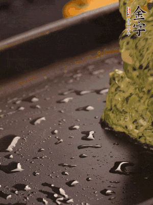 熱鍋擦一下油，下面糊攤平。