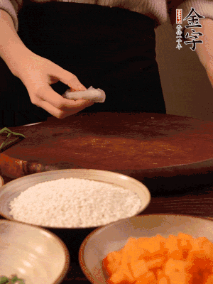 胡蘿卜去皮切丁。蝦仁切小塊。糯米提前浸泡半天。